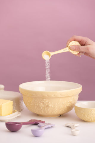 Ergonomic handles of Mason Cash In the Meadow spoons for easy use