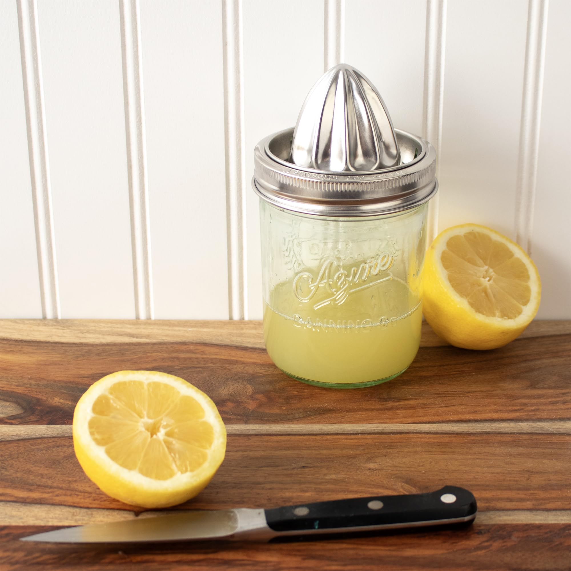 Built-in band juicer lid secured to mason jar