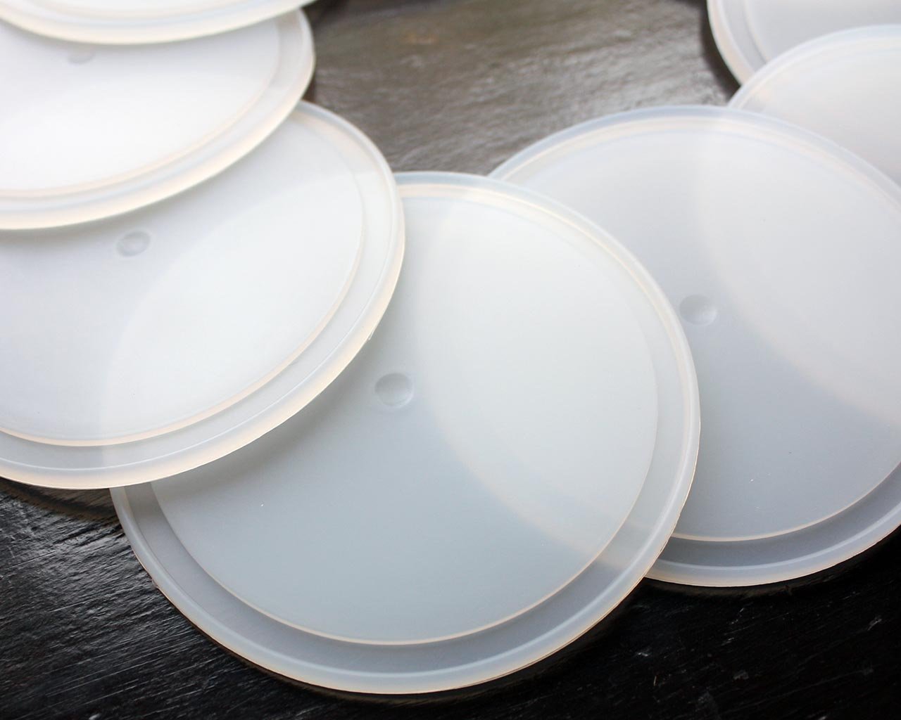 Mason Jar Lifestyle silicone lid inserts offer flexibility for various lids.