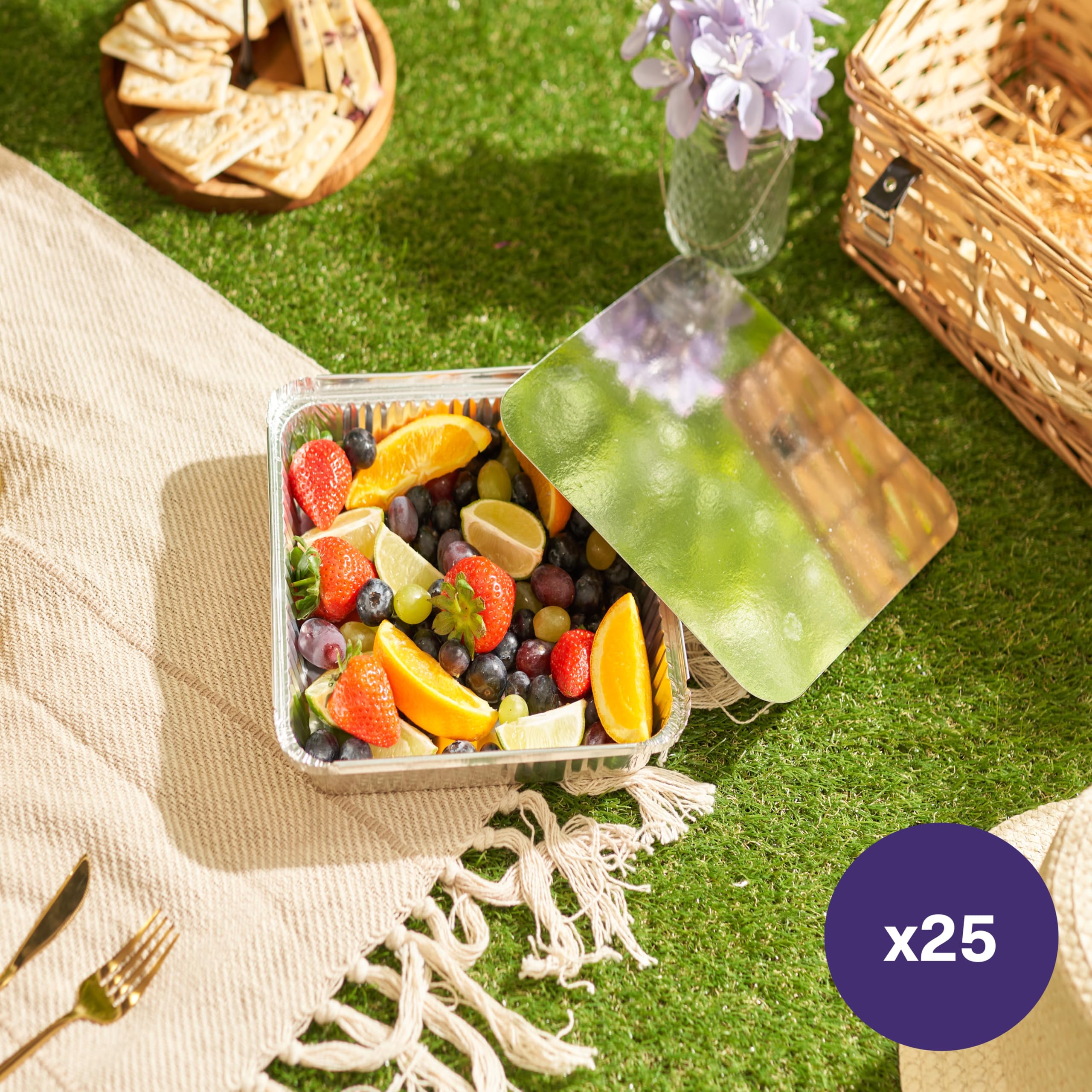 Matana disposable aluminum pan with lid, perfect for catering and takeaway.