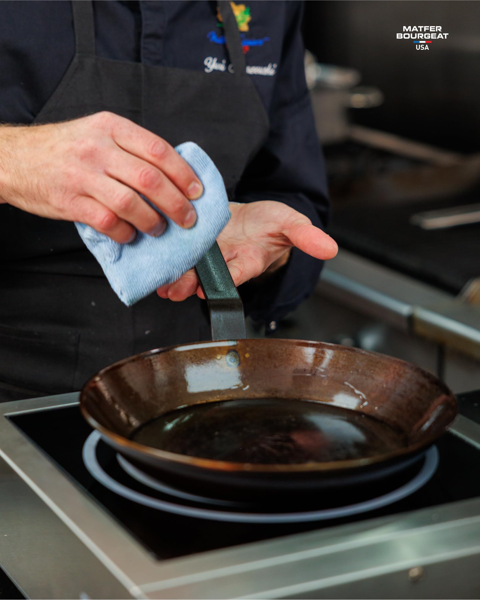 Matfer Bourgeat 11-inch dimensions suit moderate portions for family meals.