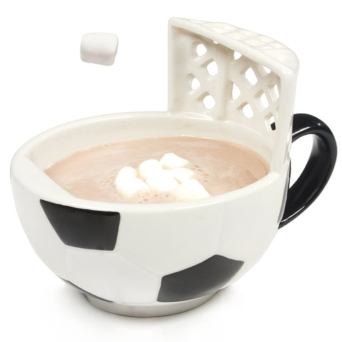 MAX’IS Creations soccer mug hot chocolate: cozy evenings with cocoa in a playful game cup.