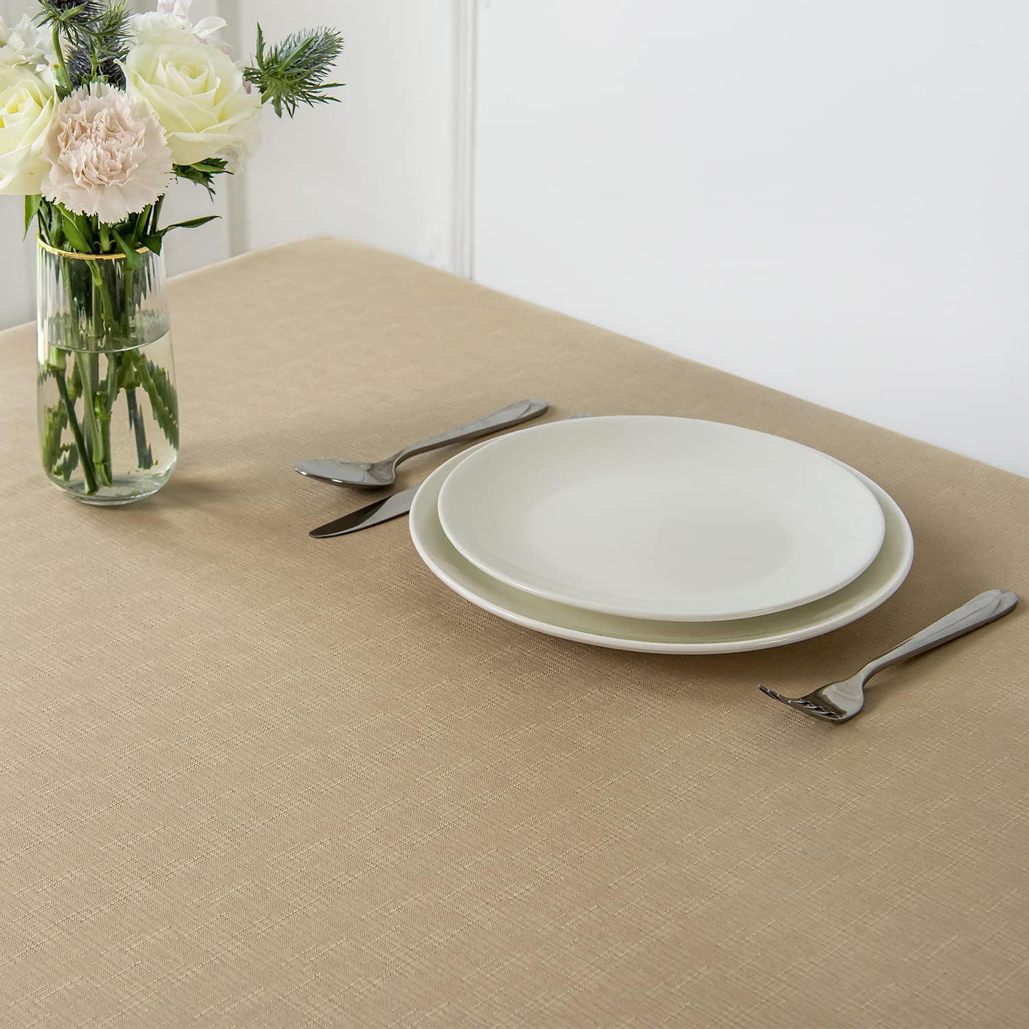 Maxmill wrinkle-resistant fabric keeps your table neat after gatherings