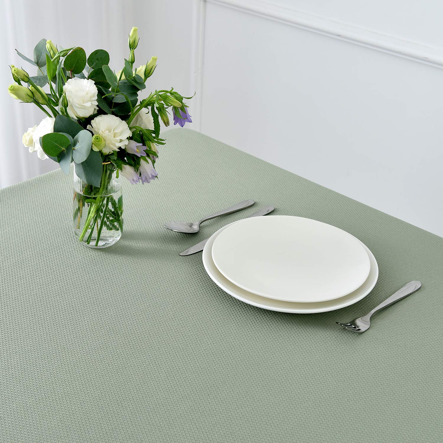 Maxmill wrinkle-free surface stays smooth with minimal ironing after dining.