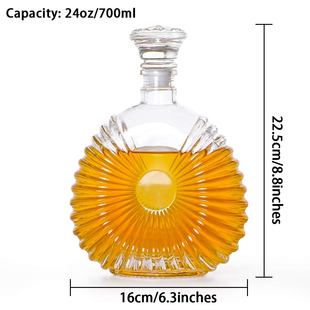 MDLUU Decanter pour-spout enables smooth, controlled serving during tastings.
