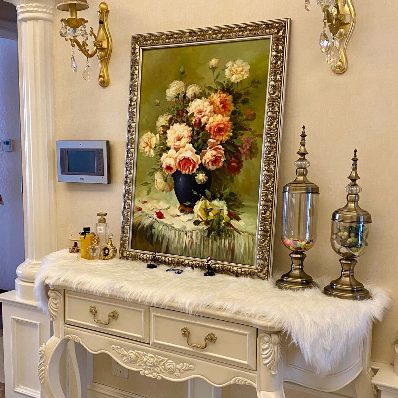 MeiSan white fur wedding table runner adds luxe texture.