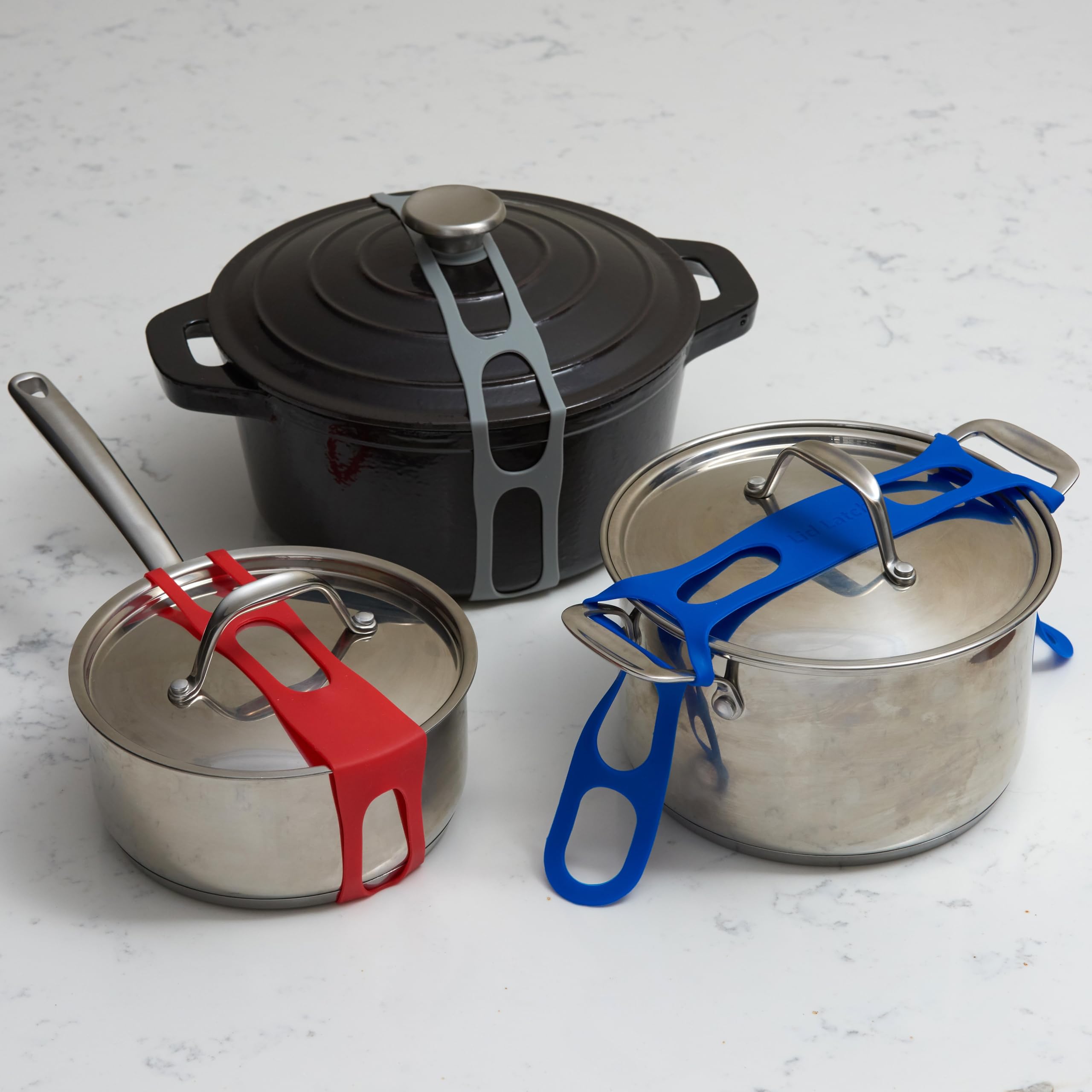 Mella Lid Latch around a casserole lid, portable and spill-resistant.