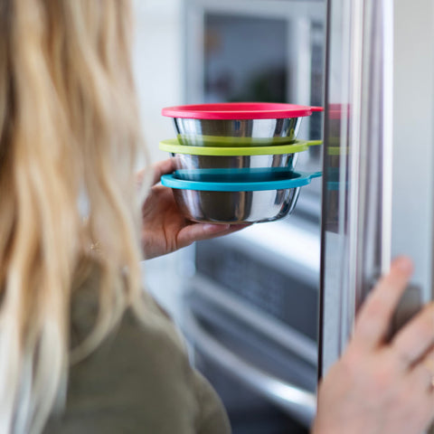 Messy Mutts blue silicone lid keeps foods fresh during transport.