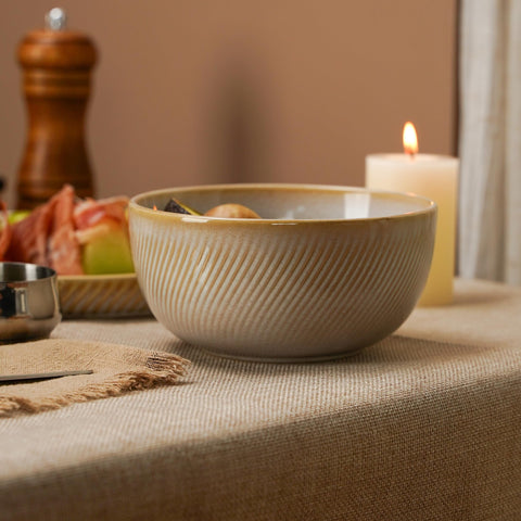 Metflavor Sculpted Dune glossy close-up—desert-inspired glaze adds warm elegance.