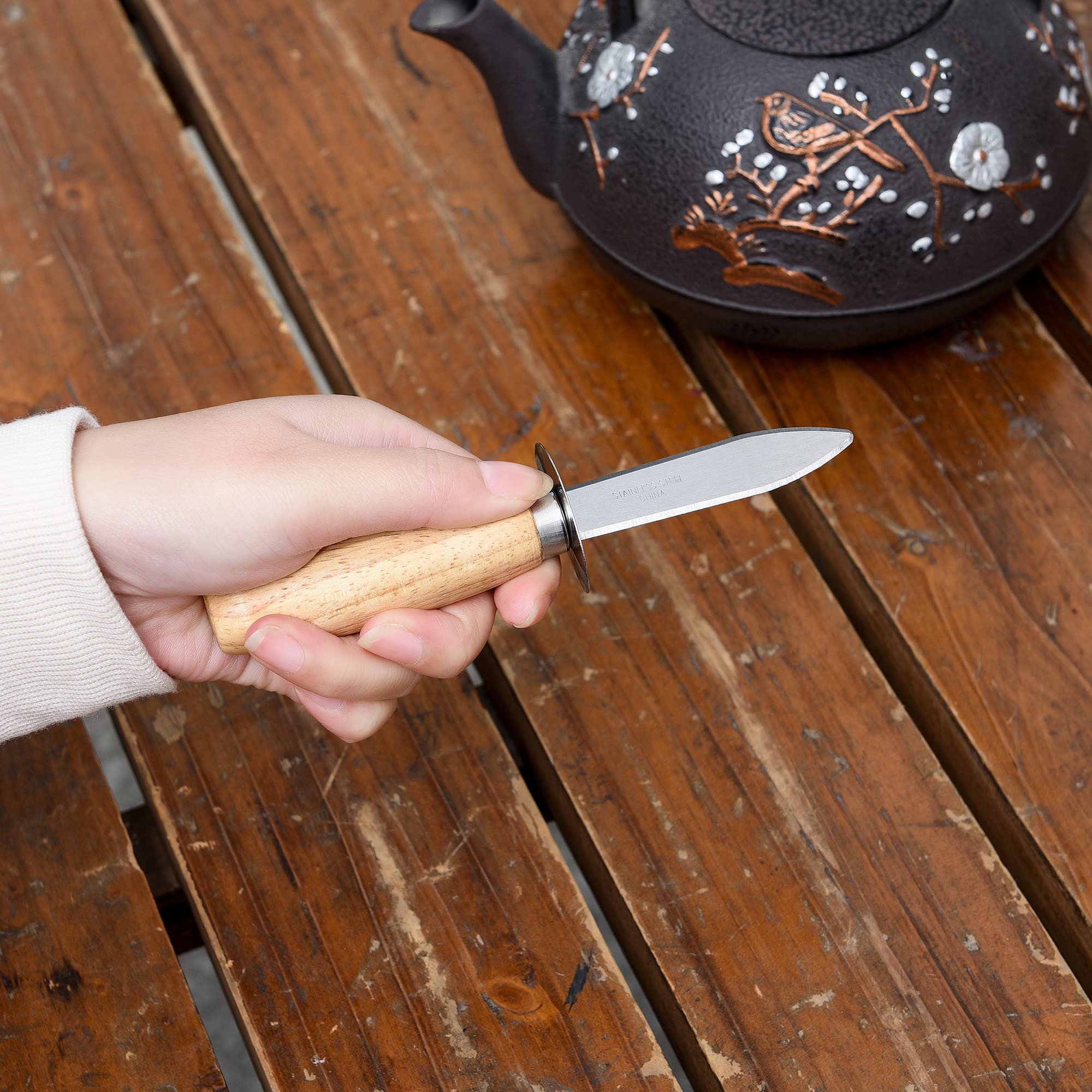 MGTECH compact oyster knife for easy storage and travel.