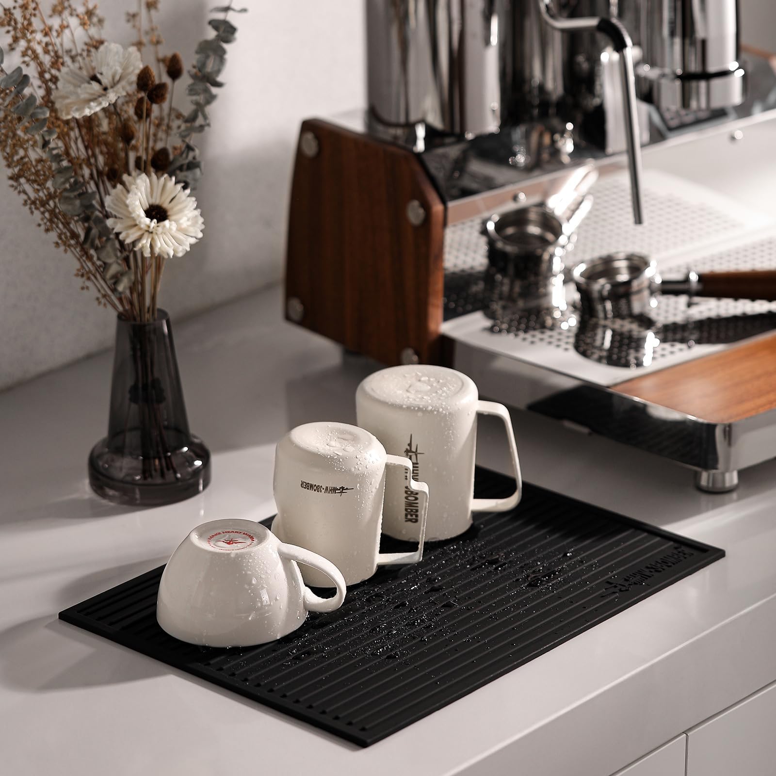 MHW-3BOMBER eagle-mouth spout enables precise latte art pours