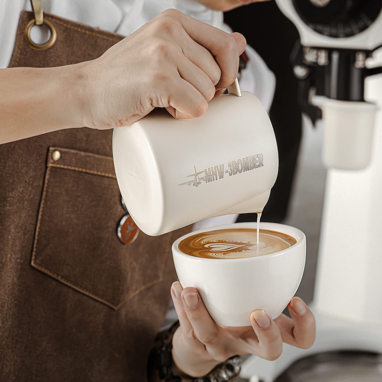 MHW-3BOMBER ergonomic handle provides comfortable grip during steaming.