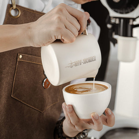 MHW-3BOMBER ergonomic handle provides comfortable grip during steaming.