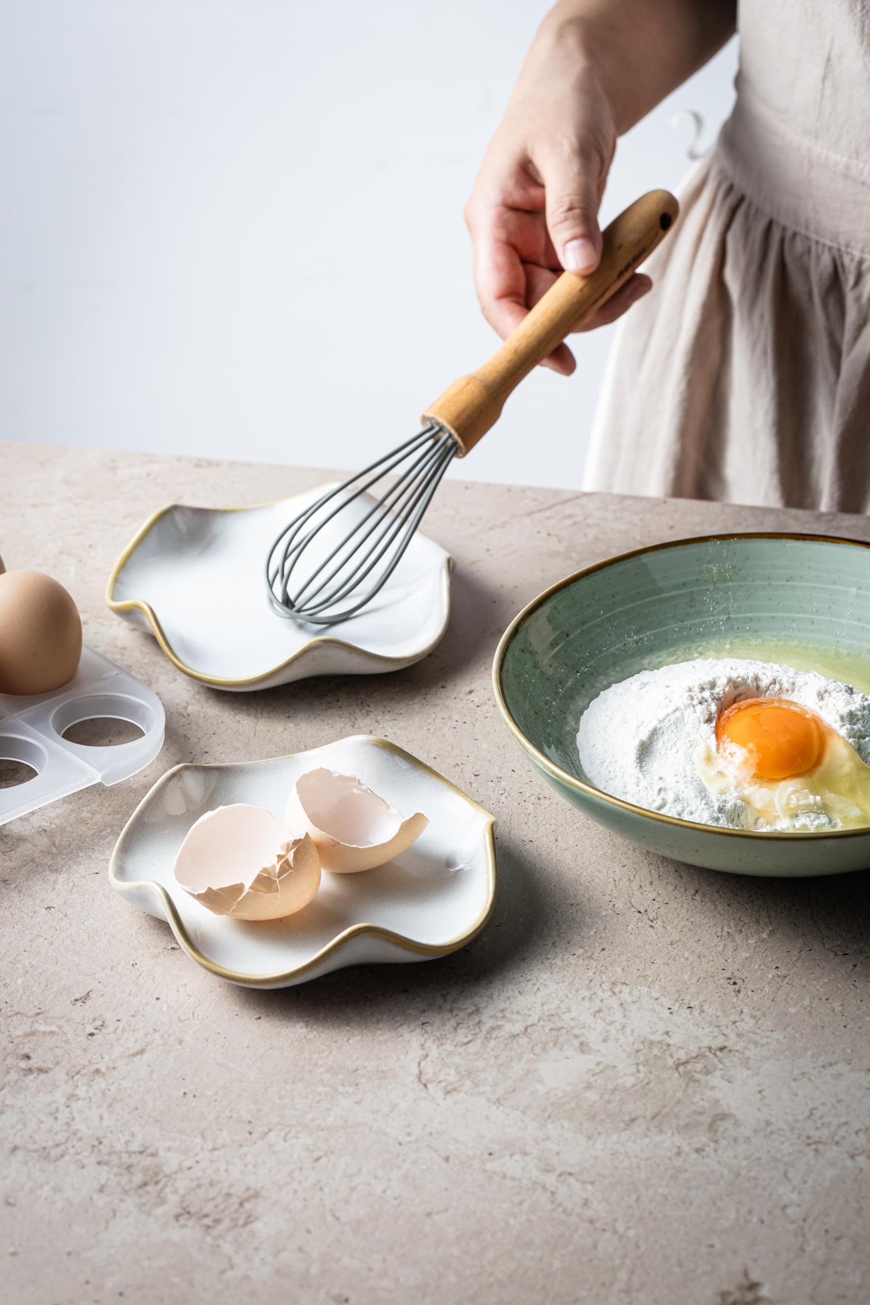 Miamolo dishware-style spoon rest is easy to clean and oil-resistant
