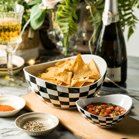 Miamolo durable stainless steel stand pairs with ceramic bowls.