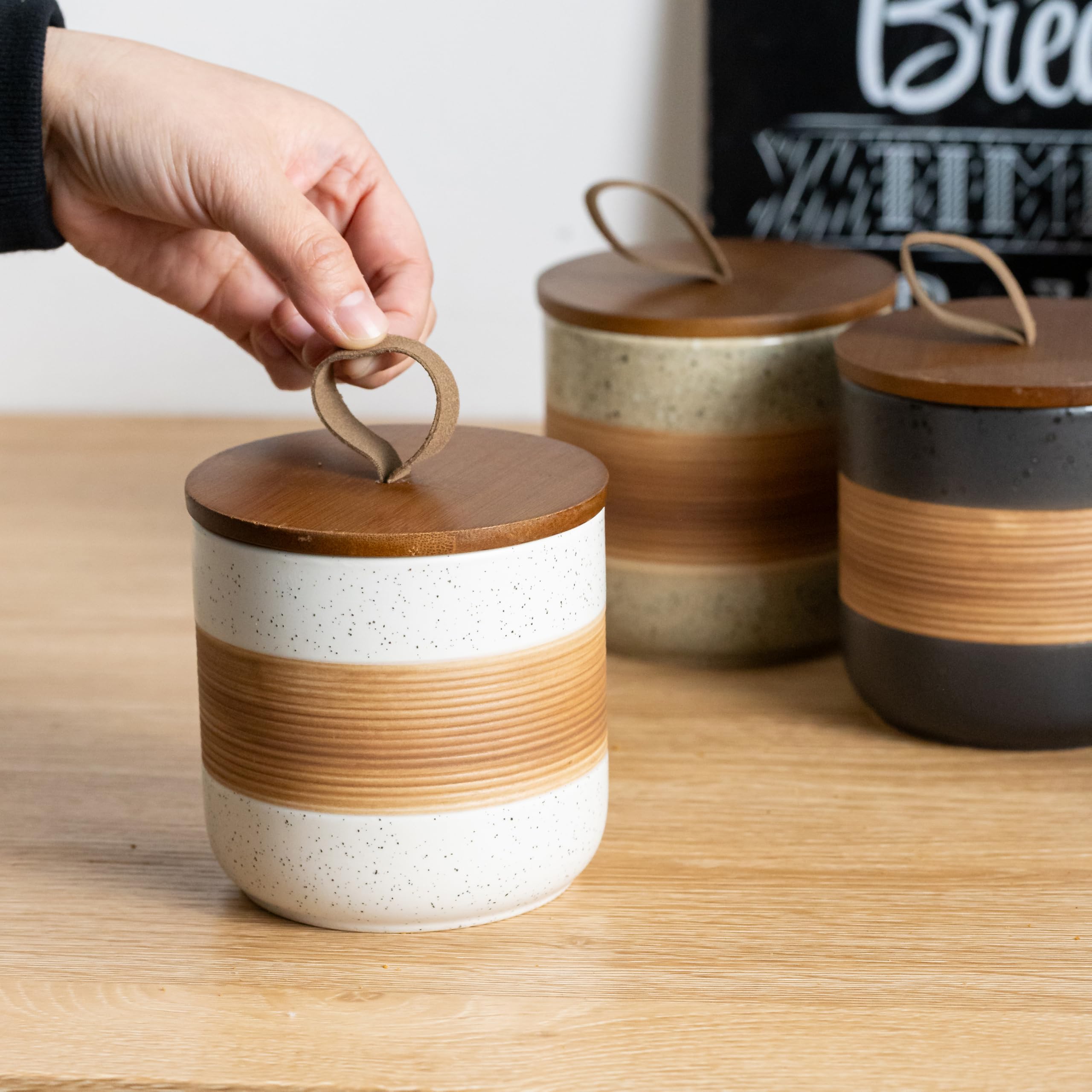 Miamolo rope-design lid is easy to open while preserving freshness.