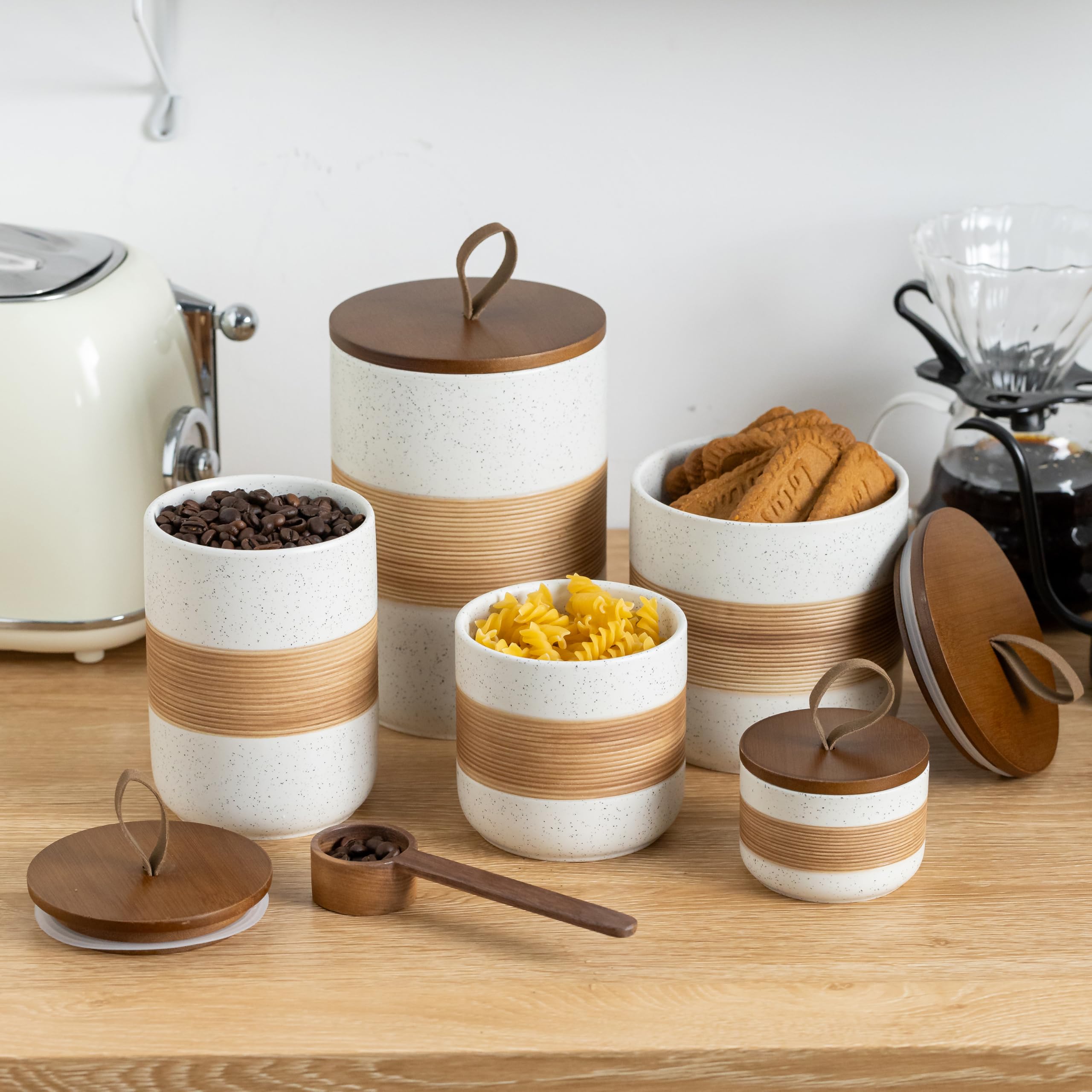 Miamolo jar lid with rope detail adds decorative, easy-open seal.