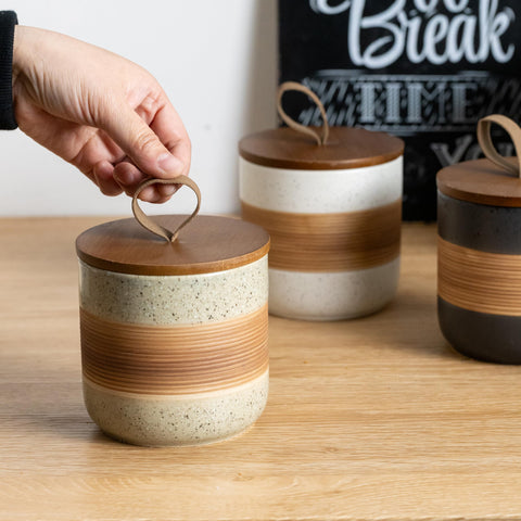 Miamolo sugar/spice jar preserves aroma and prevents clumping with a wooden lid.