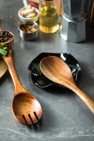 Miamolo spoon rest on stove top keeps drips contained and counters clean.