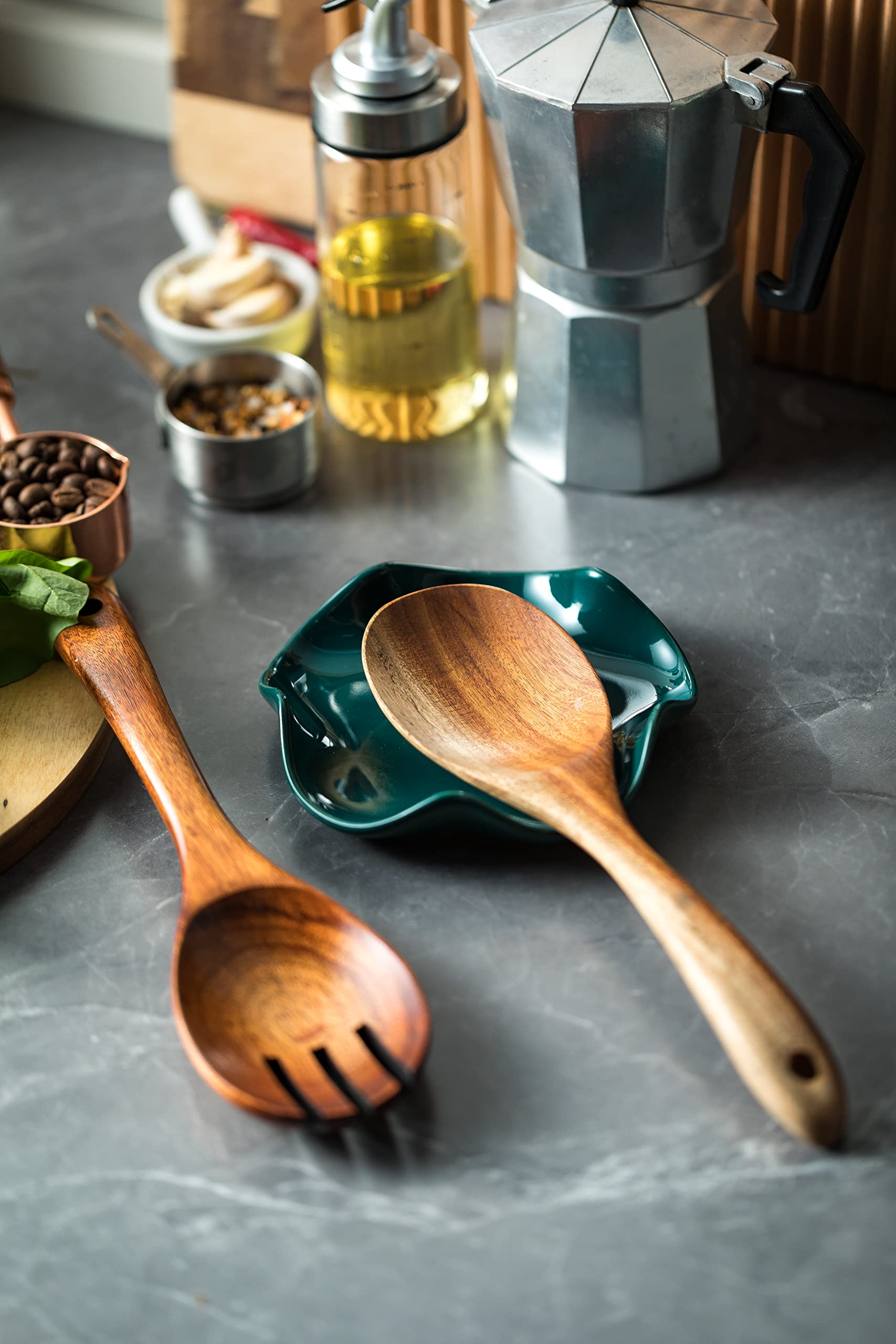 Miamolo utensil holder accommodates larger spatulas to reduce clutter.