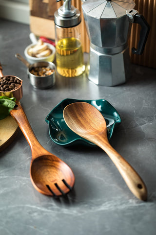 Miamolo utensil holder accommodates larger spatulas to reduce clutter.