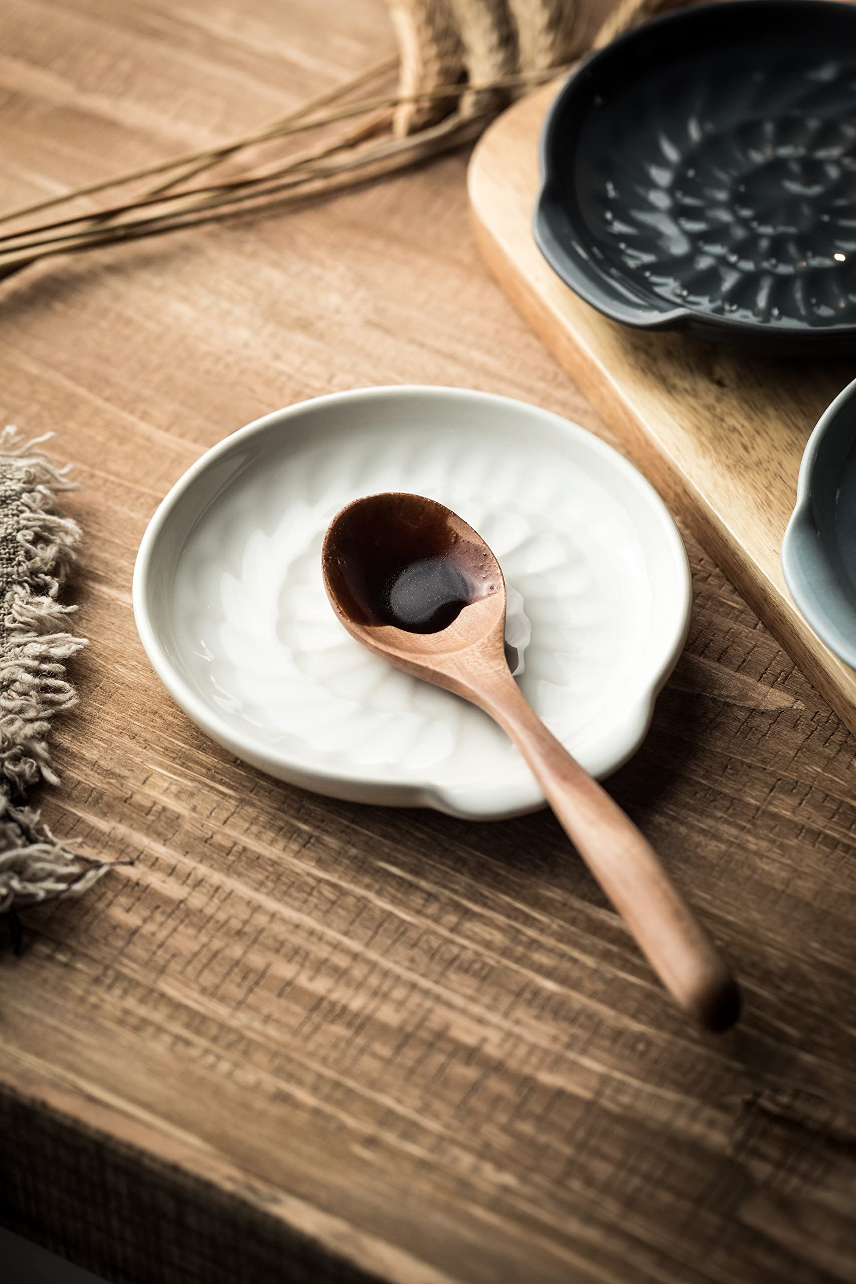 Miamolo utensil rest with large capacity holds spoons and spatulas neatly