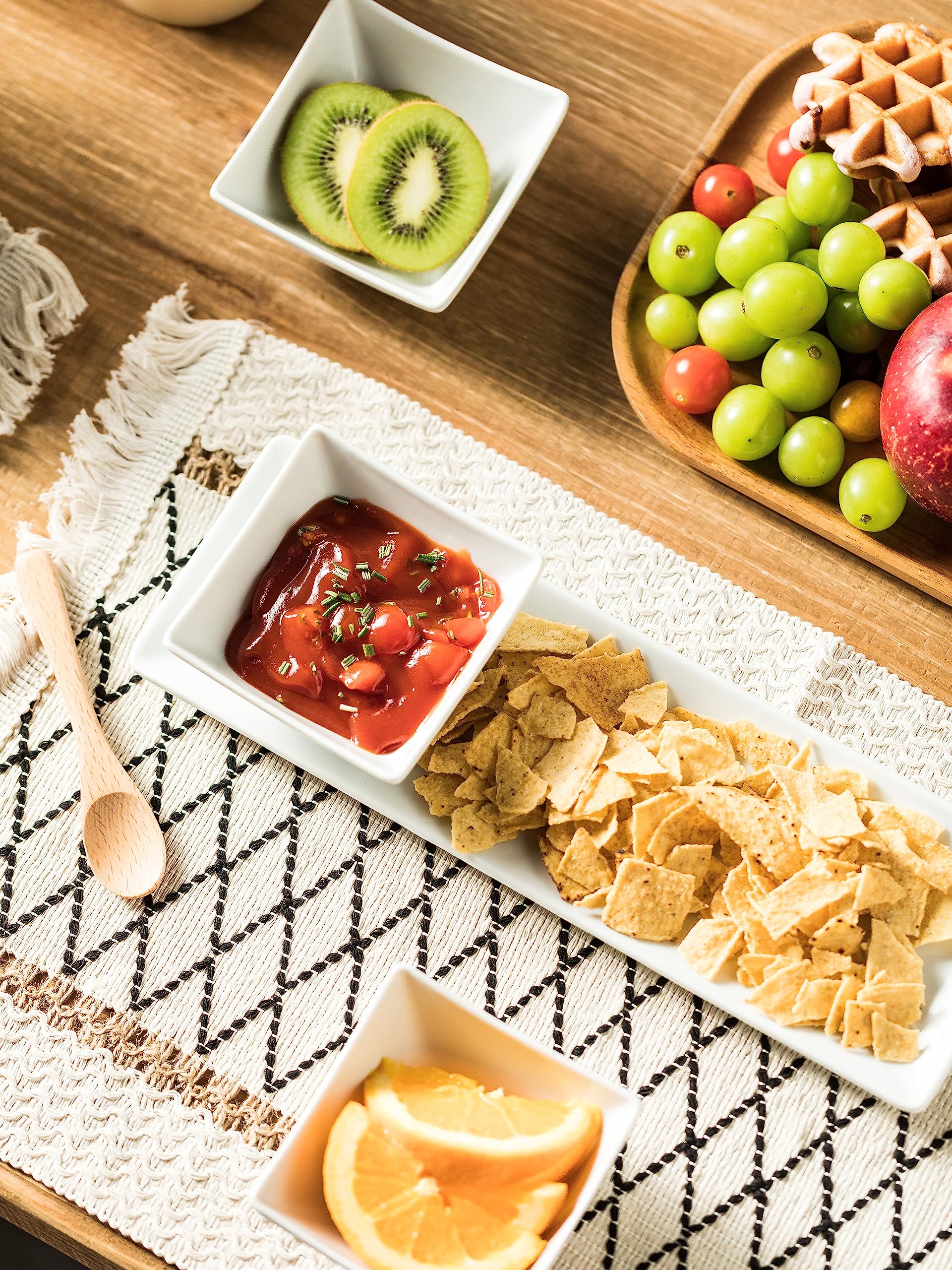 Miamolo wooden spoons included for easy serving and mixing.