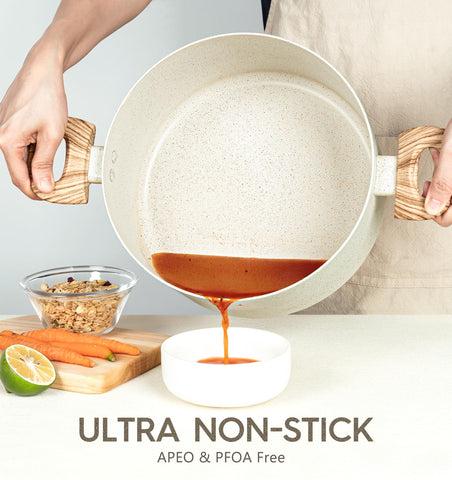 MICHELANGELO 10QT stock pot interior view promotes thorough simmering and easy cleanup.