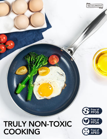 MICHELANGELO glass lid with steam vent to monitor cooking.