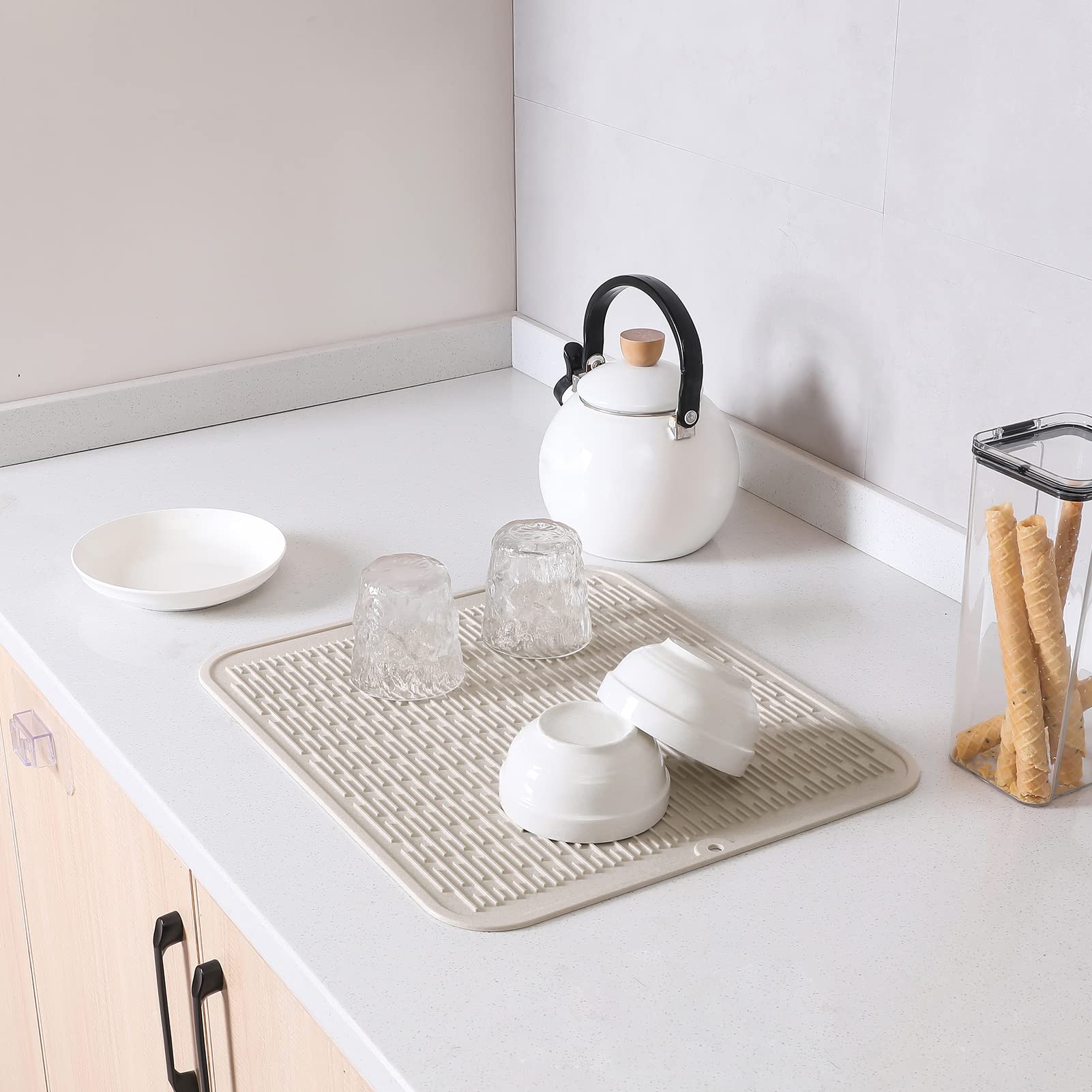 MicoYang non-slip pet mat keeps bowls steady during meals