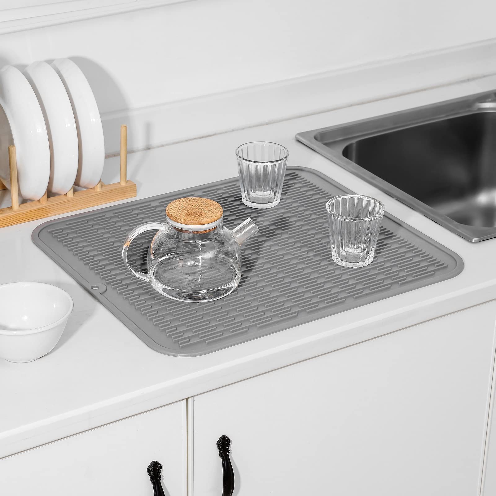 MicoYang heat-resistant silicone mat supporting hot cookware