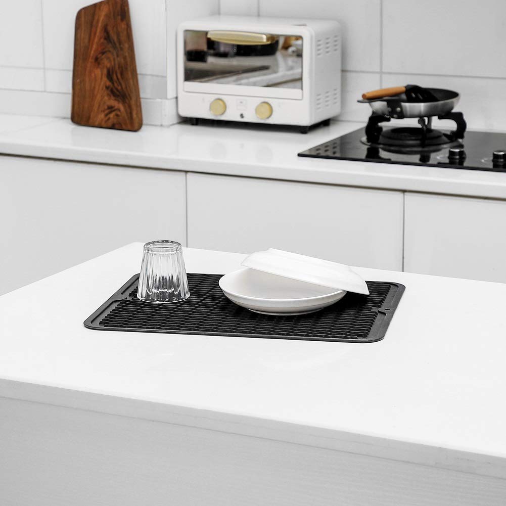 MicoYang heat-resistant silicone mat withstands heat up to 450°F/230°C.