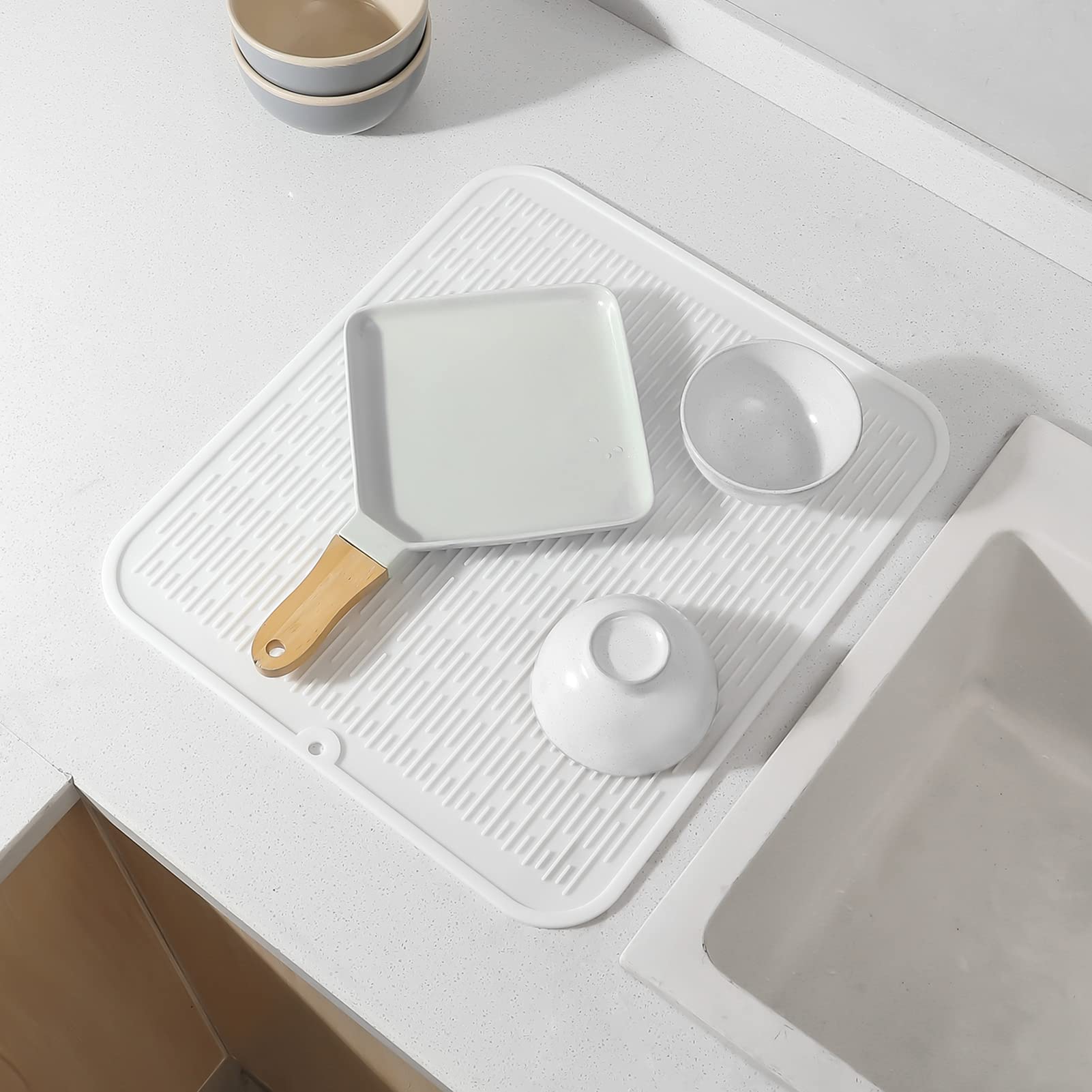 Non-slip surface keeps bowls and pet feeds steady on the mat