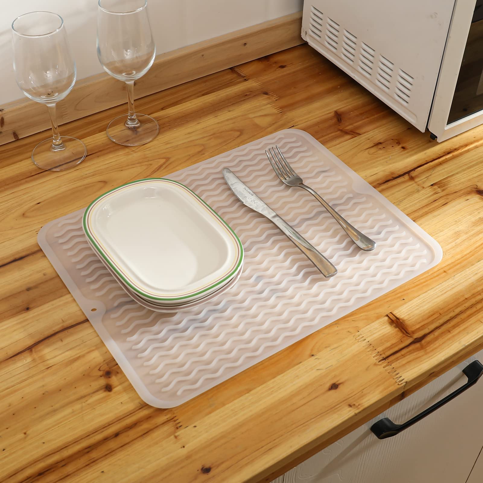 MicoYang silicone drying mat used as non-slip pet mat to minimize spills