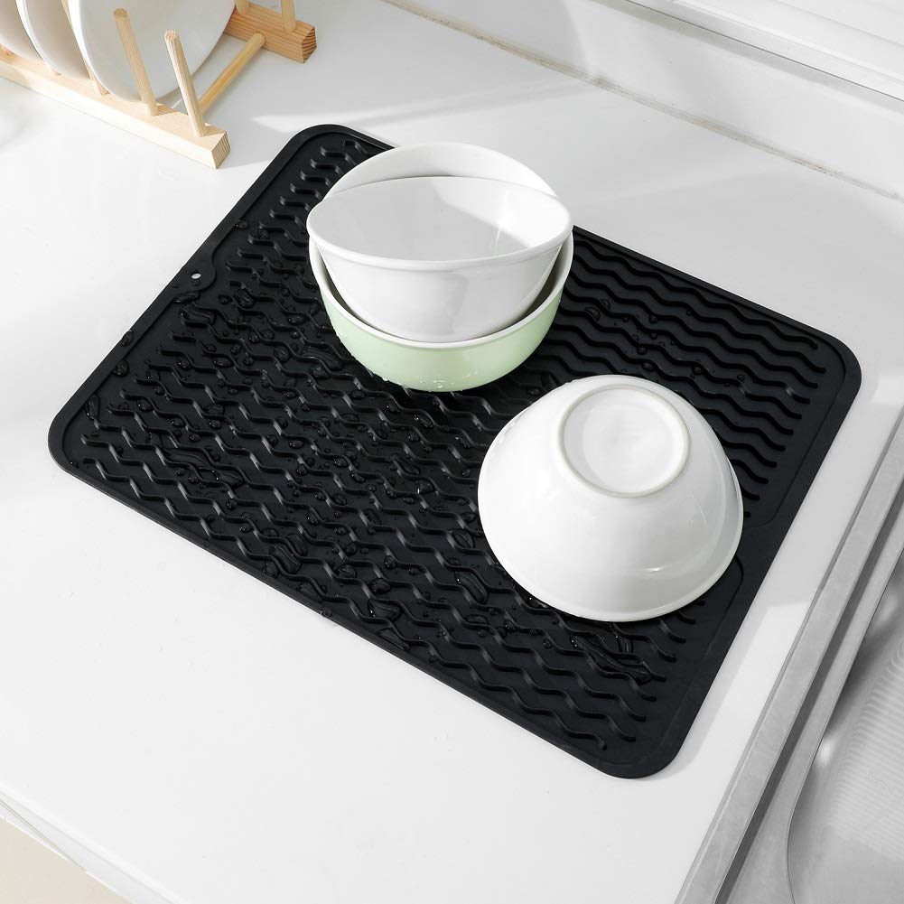 MicoYang silicone mat doubles as a non-slip pet food mat during feeding.