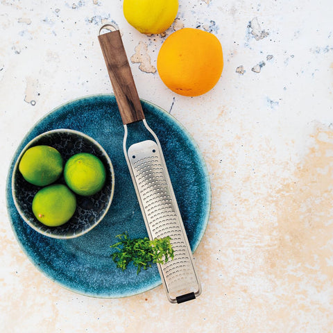 Microplane Master Series wood handle offers ergonomic, comfortable grip