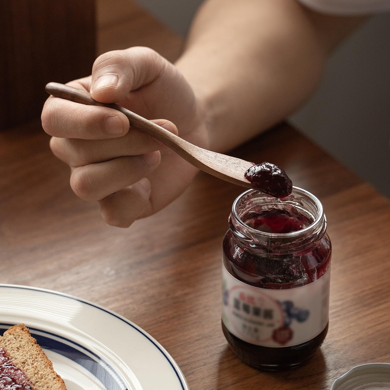Migaku Home butter knife set in hand, balanced for comfortable spreading