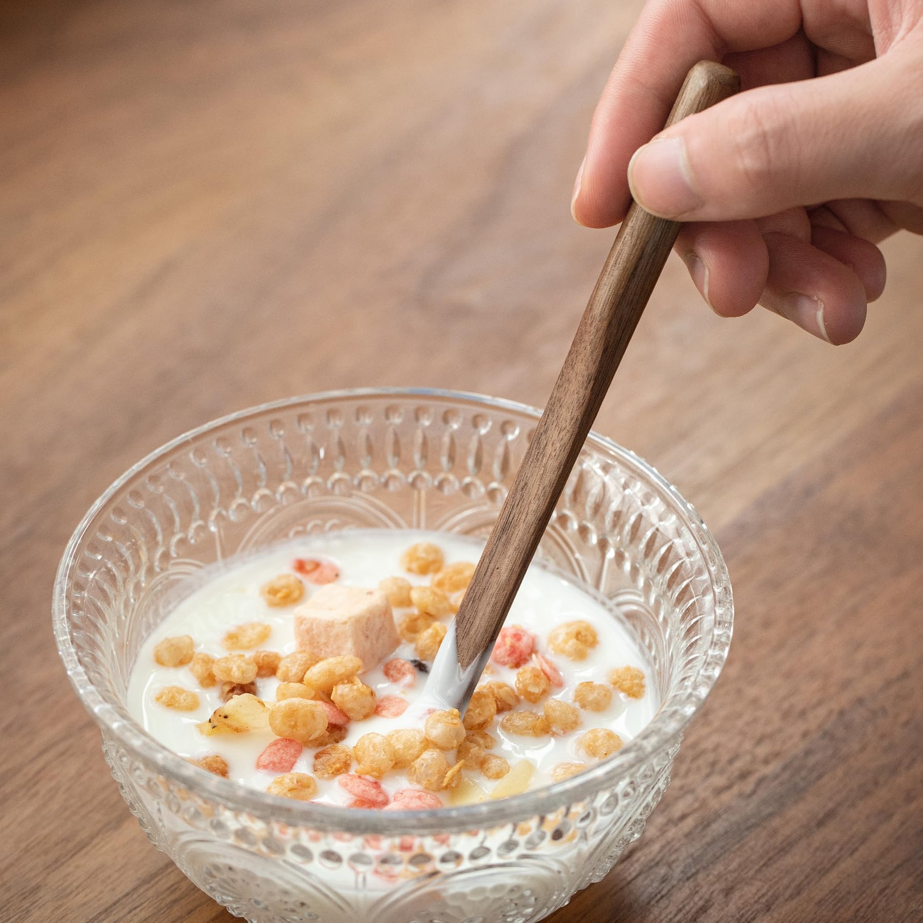 Migaku Home scratch-free wood stirrer gliding on cup rim.