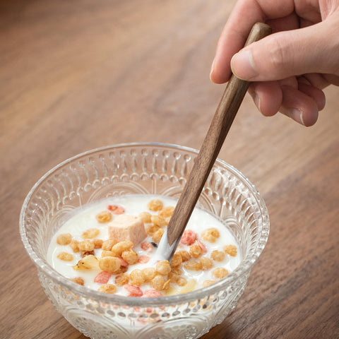 Migaku Home scratch-free wood stirrer gliding on cup rim.