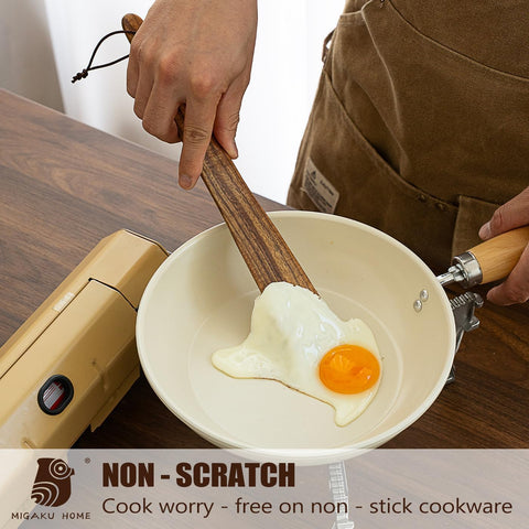 MIGAKU HOME spatula for eggs and pancakes in action with smooth finish