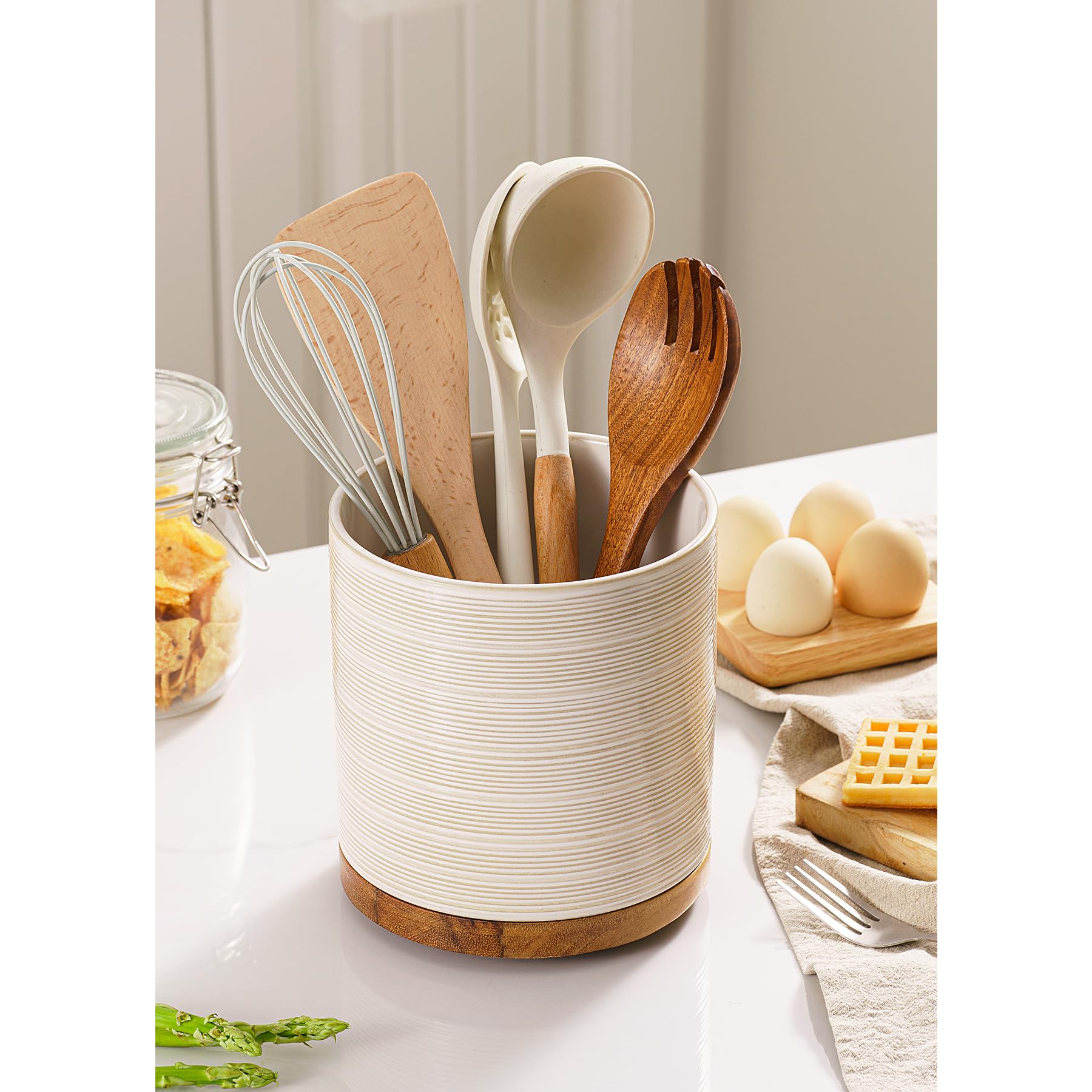 MIKIGEY wooden base provides stable support and prevents tipping during cooking