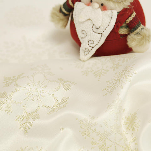 MikiUp wrinkle-resistant jacquard tablecloth maintains a neat look