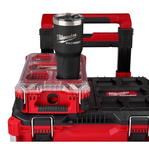 Milwaukee Packout insulated tumbler 890ml black magnetic cover in action.