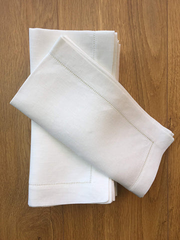 Minhcraft 12-pack linen napkins on table showcase premium dinnerware