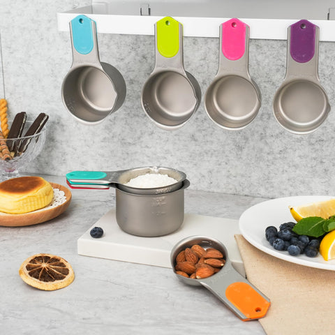 Minteem silicone-handle measuring cups with hanging holes for easy drying and organization.