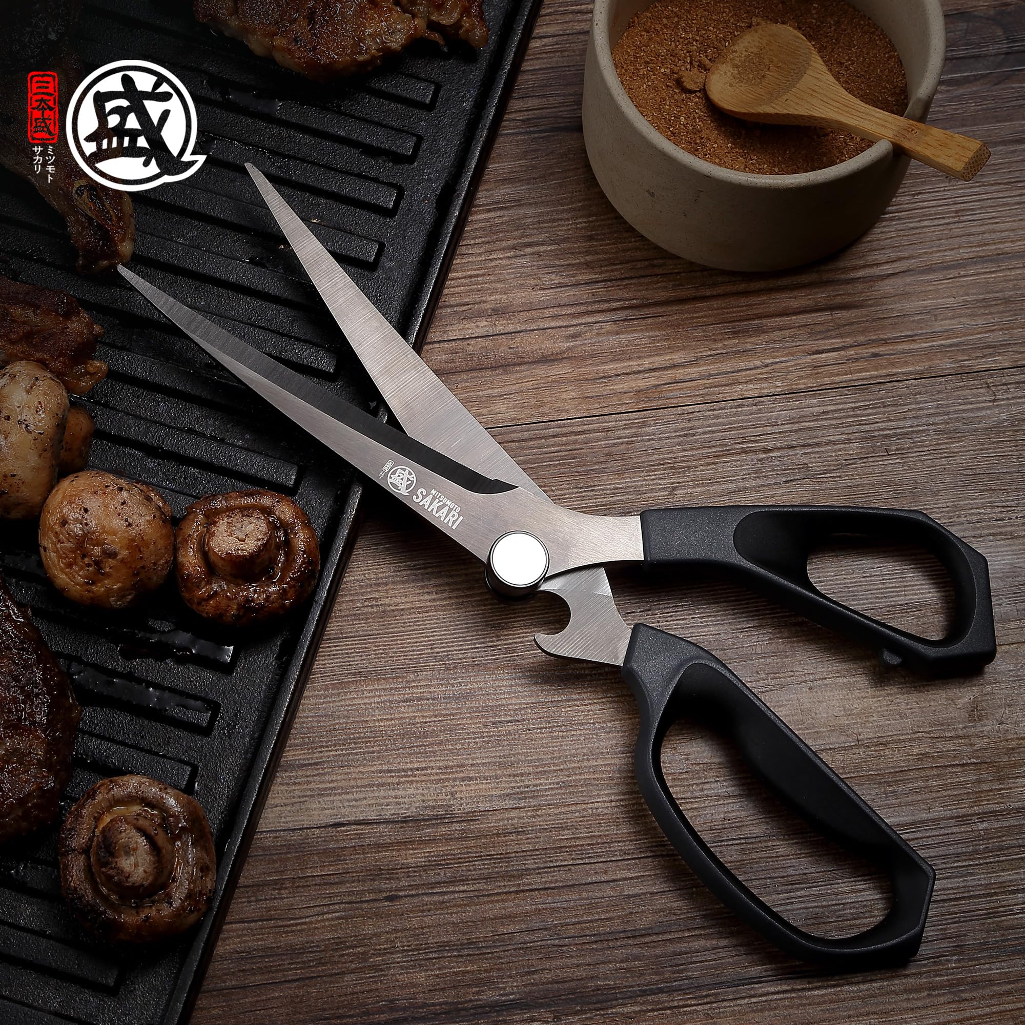 MITSUMOTO SAKARI ergonomic handle close-up highlights comfortable, non-slip grip.