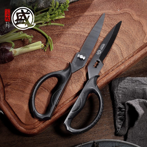 MITSUMOTO SAKARI package opening near blades demonstrates easy access to packaging.