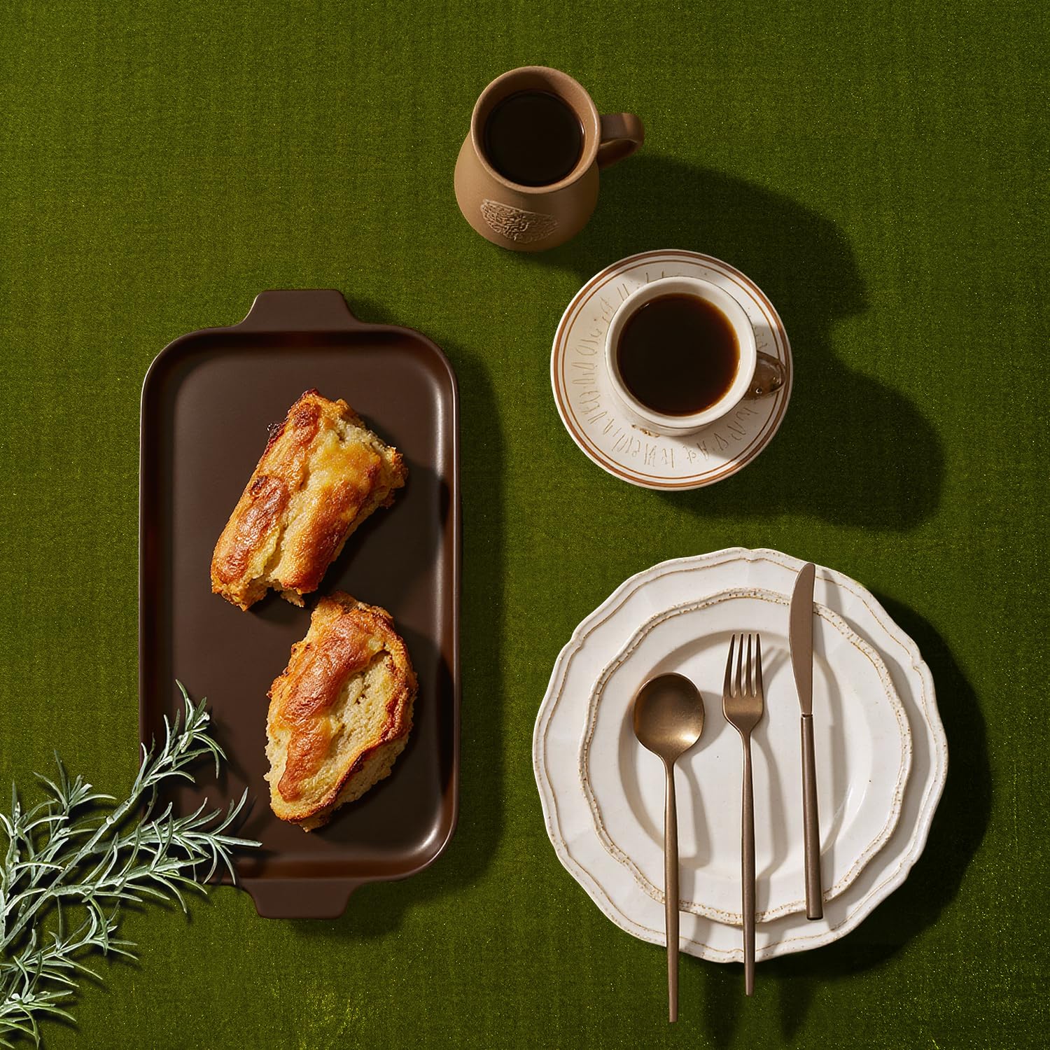 MIULEE velvet tablecloth suits dining rooms and cafes with chic appeal.