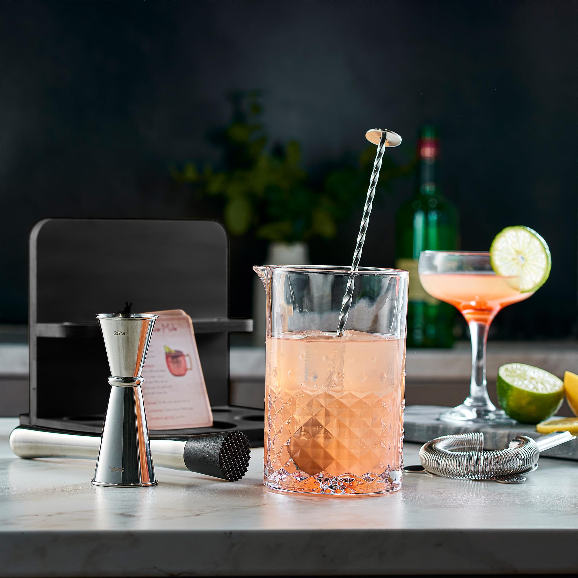 Mixeries lead-free glass ensures safe, pristine serving.