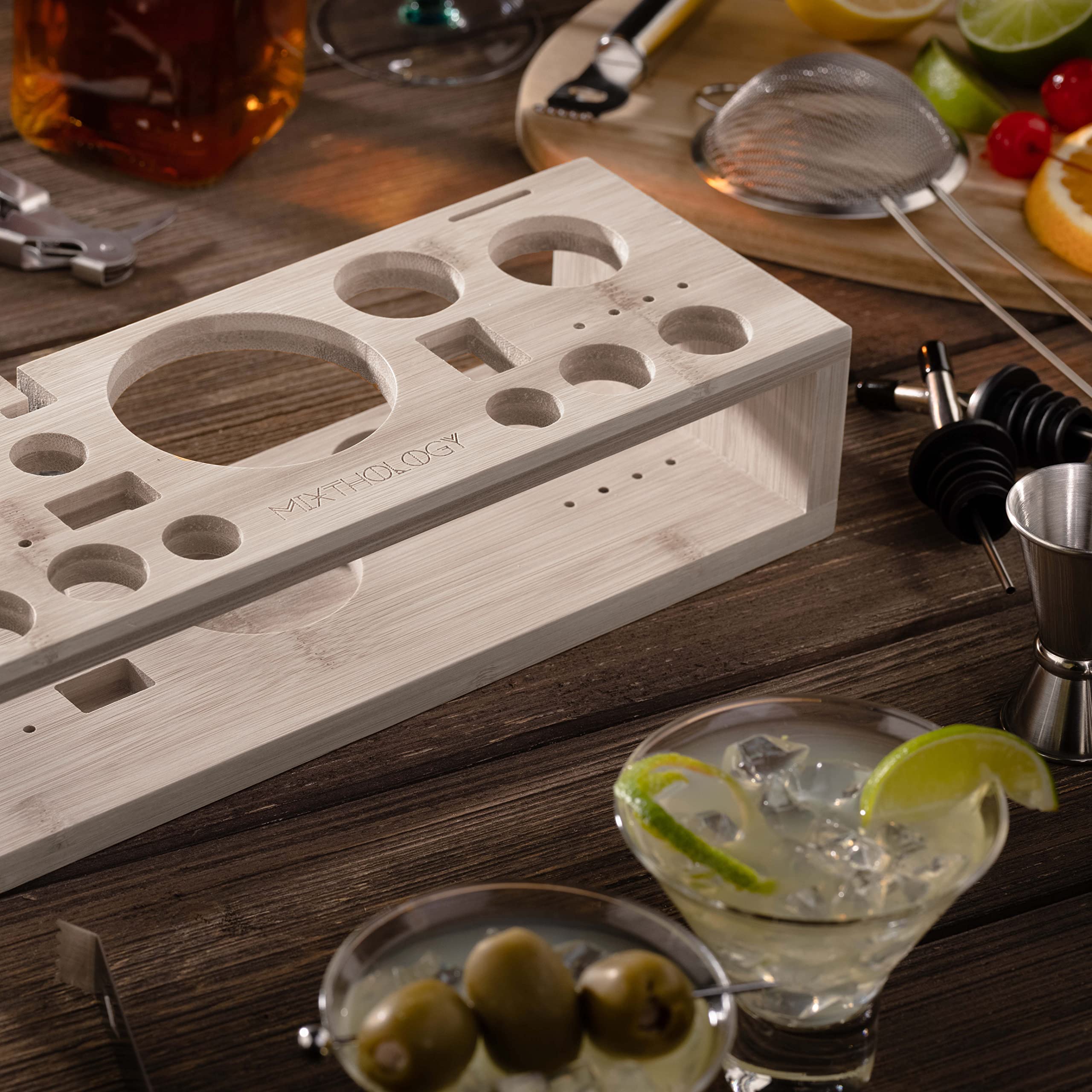 Mixthology built-in strainer capturing pulp for clean pours